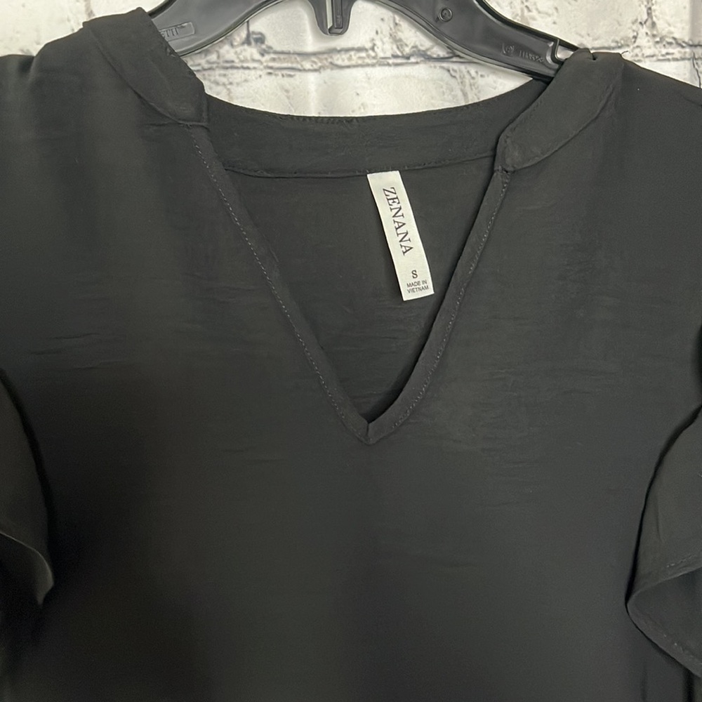 Zenana Black Layered Hem Ruffle Cap Sleeve Blouse - Picture 4 of 5